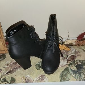 Black tie up bootie heels sz8